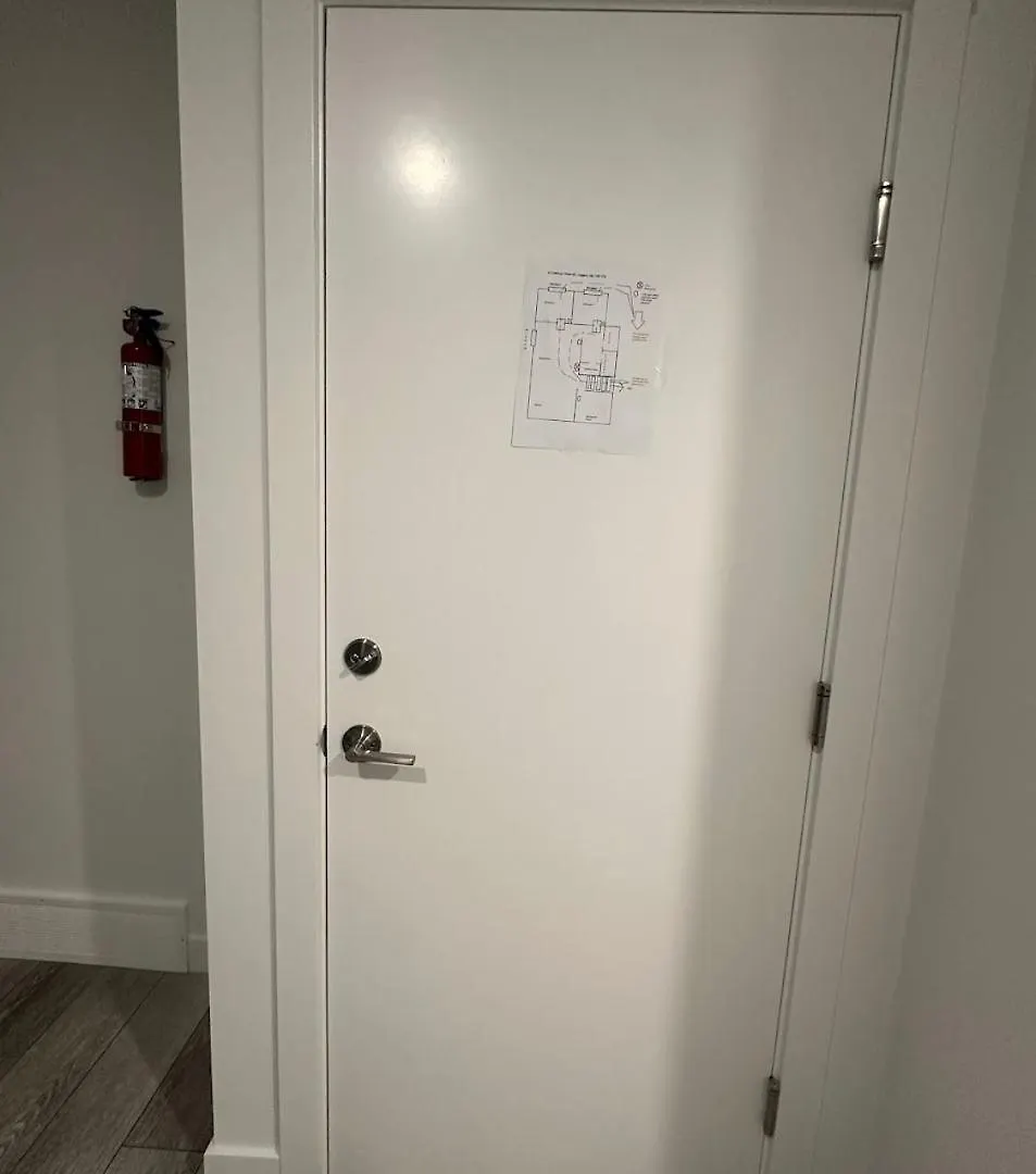 Spacious 2 Bedroom & Kitchen Basement Apartment Near Airport Calgary 0*,